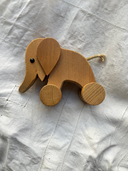 Fin træ elefant