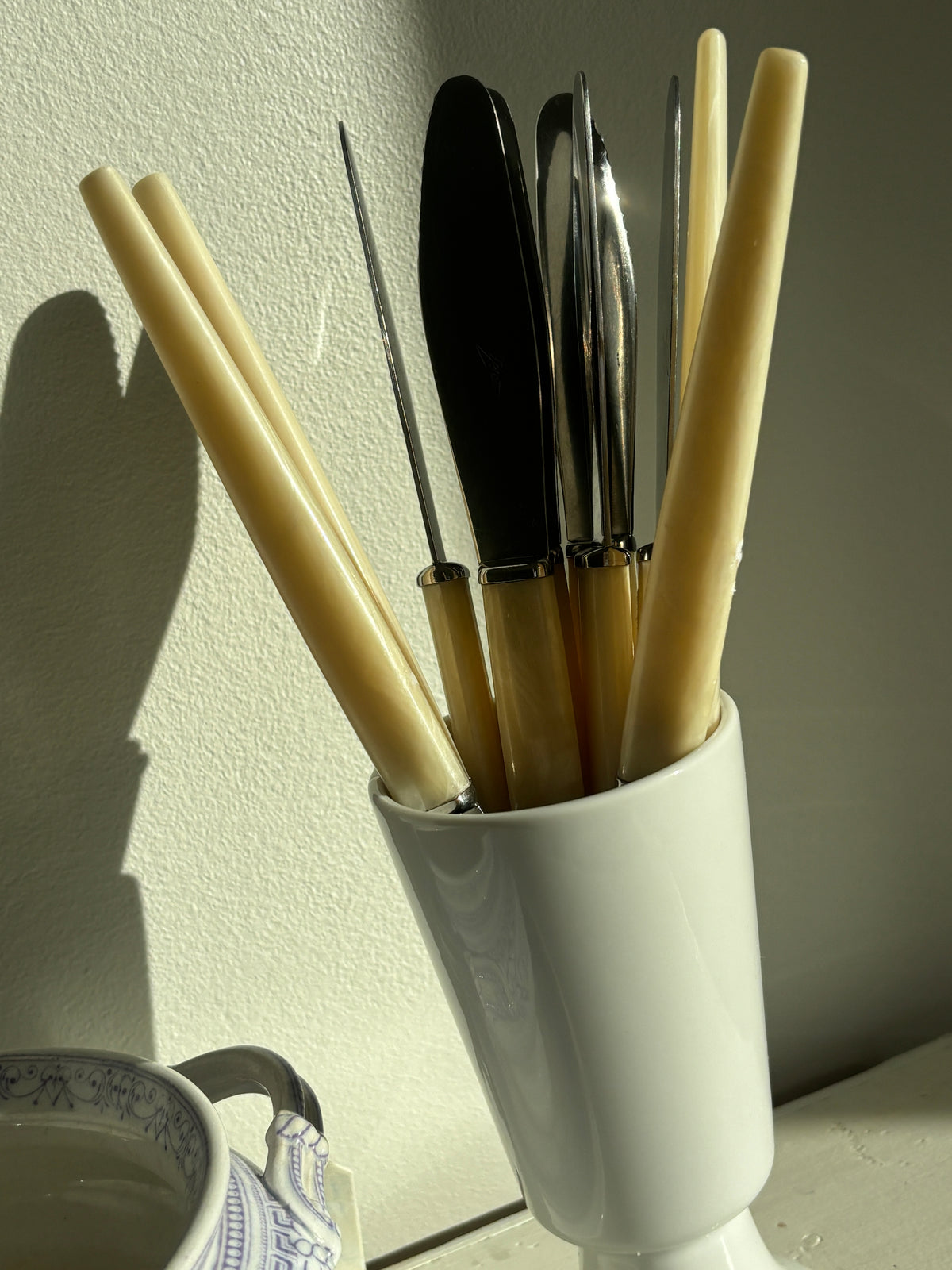 Knive med lyst skaft