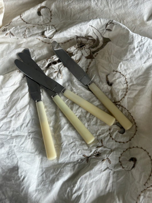 Knive med lyst skaft