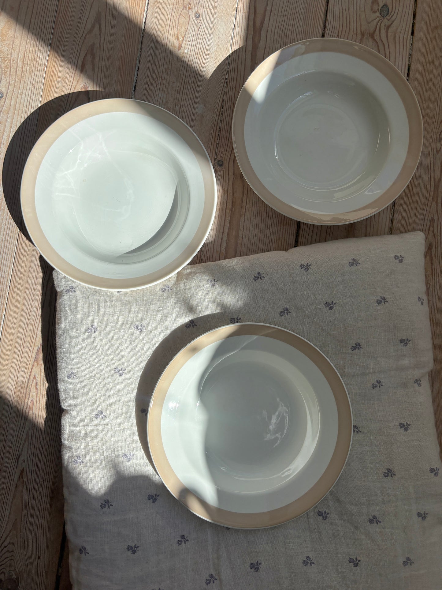 Dybe tallerkner med beige kant