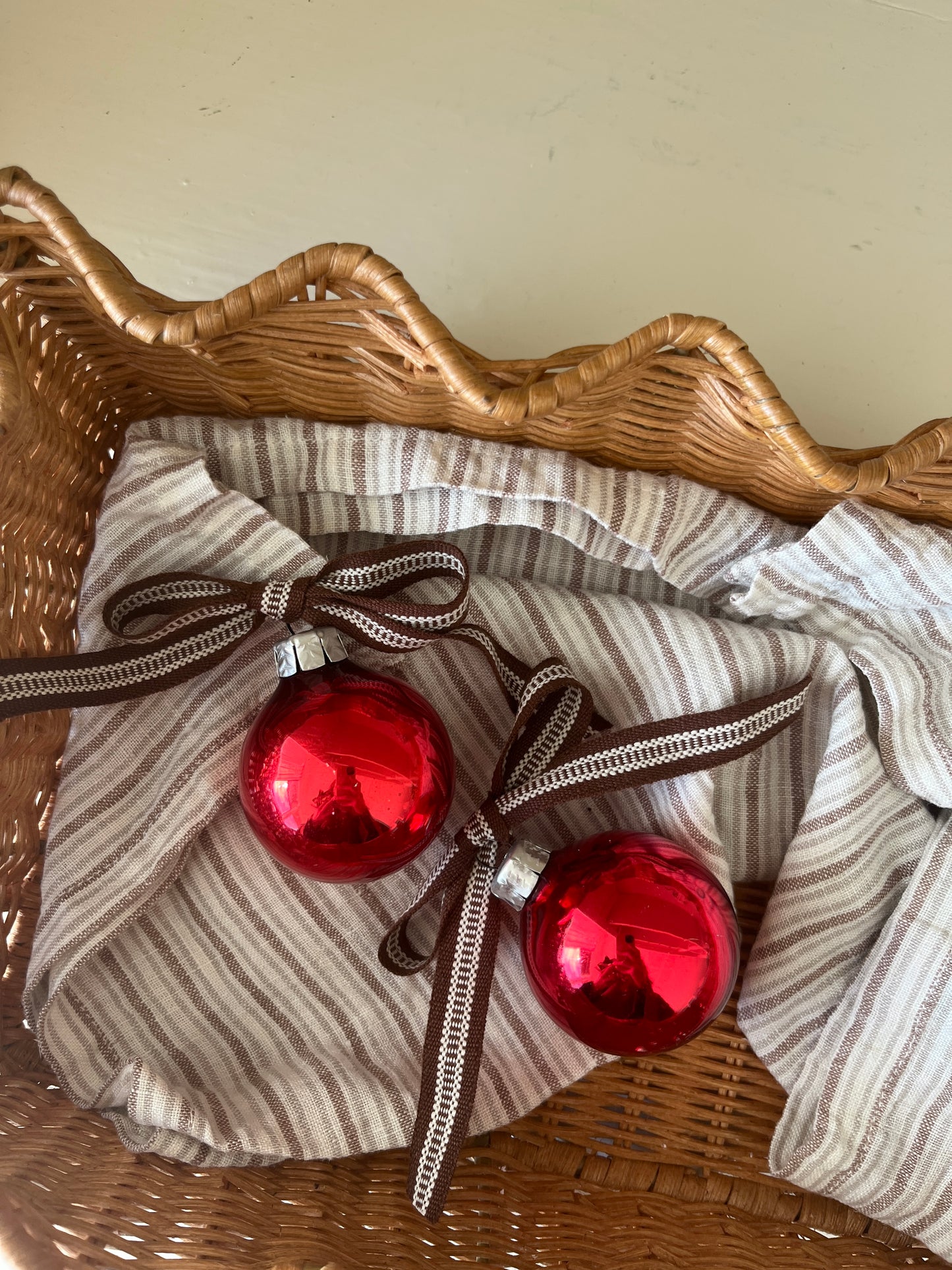 Julekugler med bånd, brun