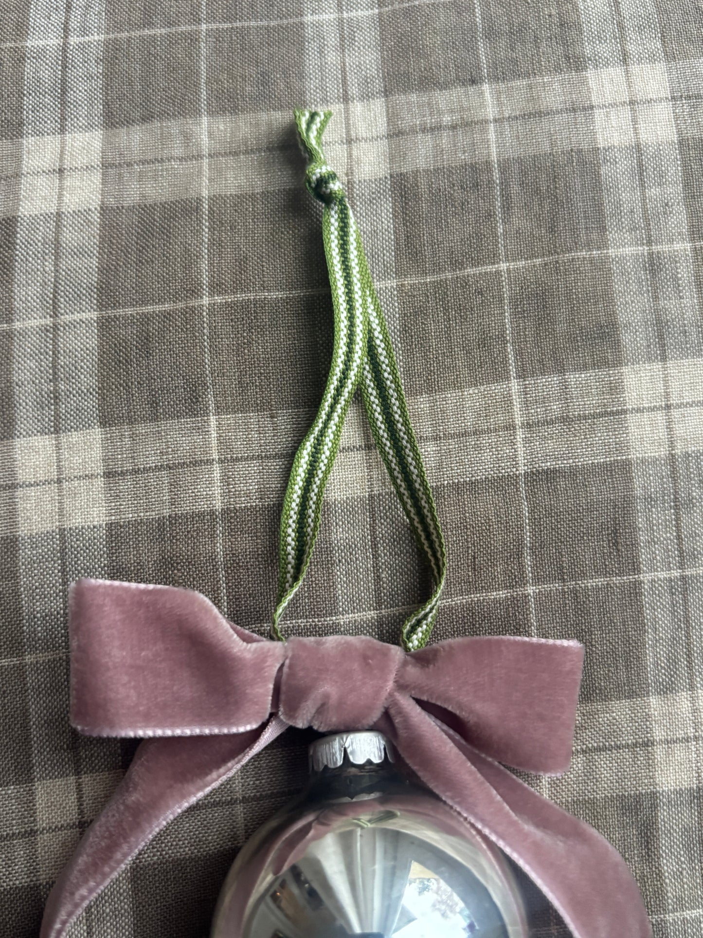 Julekugle med velourbånd, lyserød