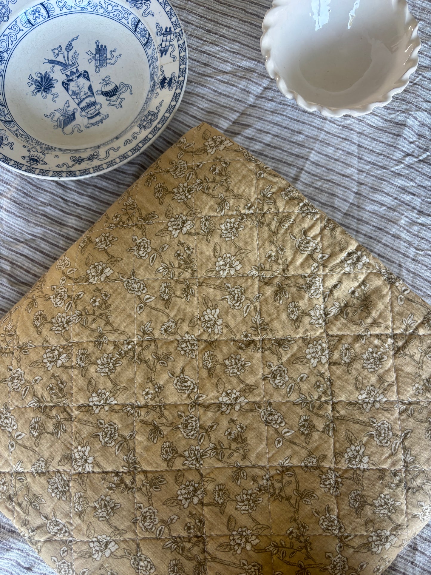 Quilt sart gul m/blomsterranker