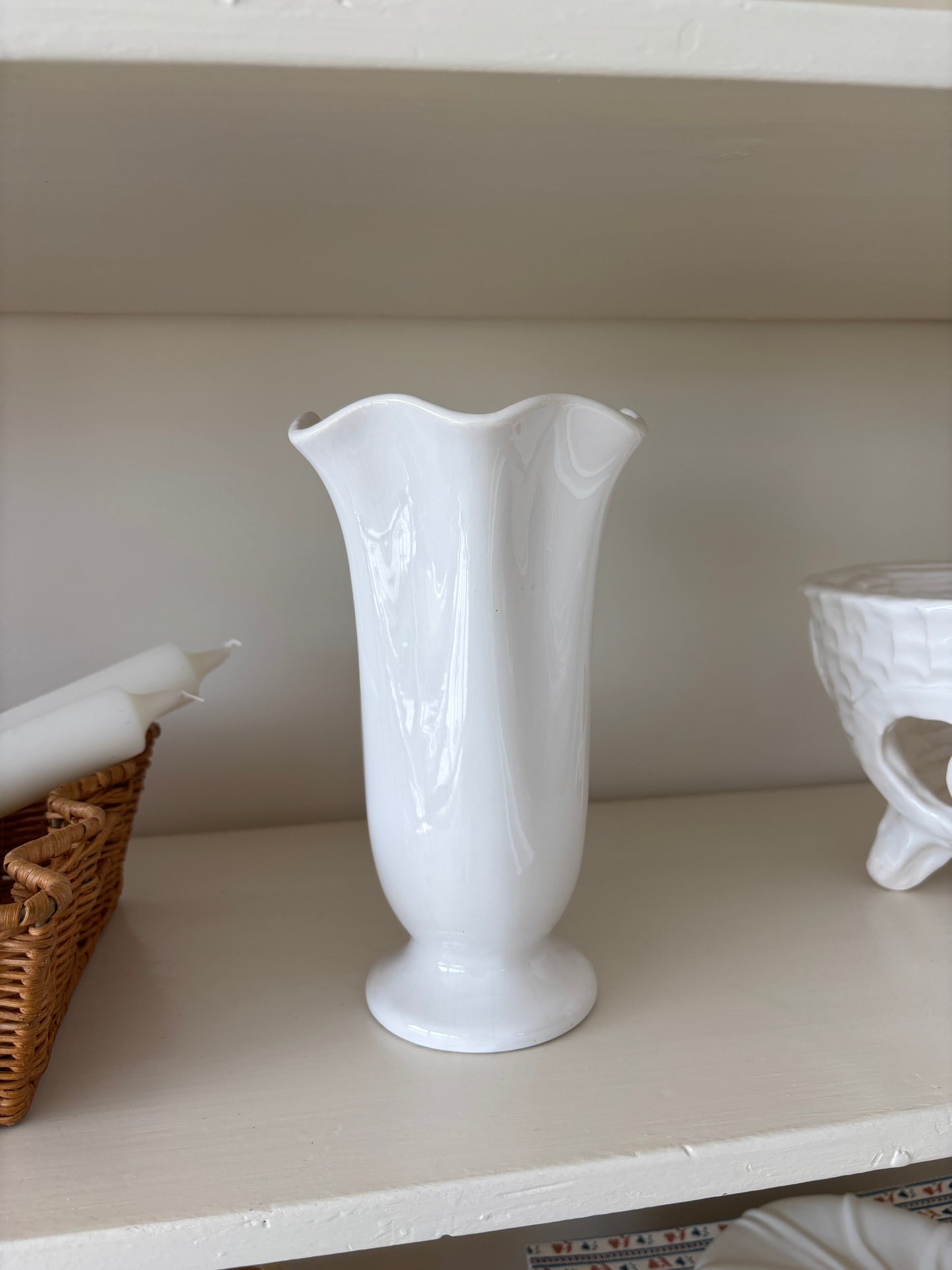 Fin hvid porcelæn vase