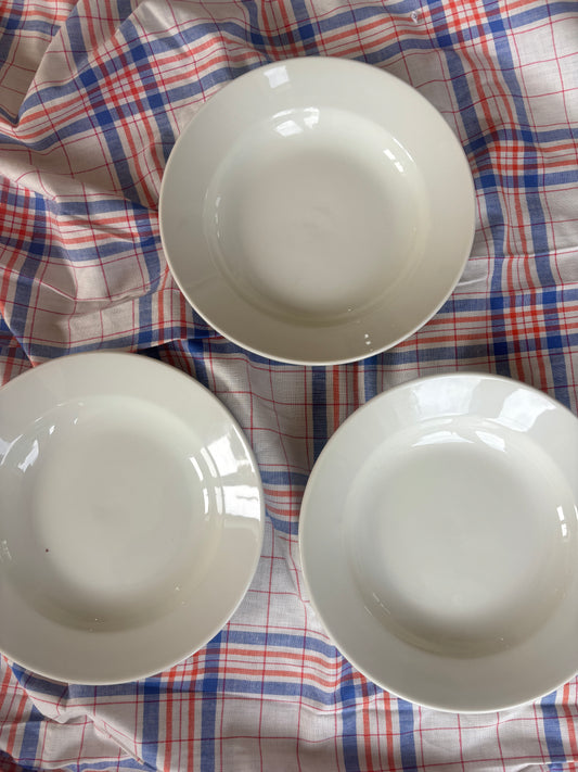 Dybe cremefarvet tallerkner