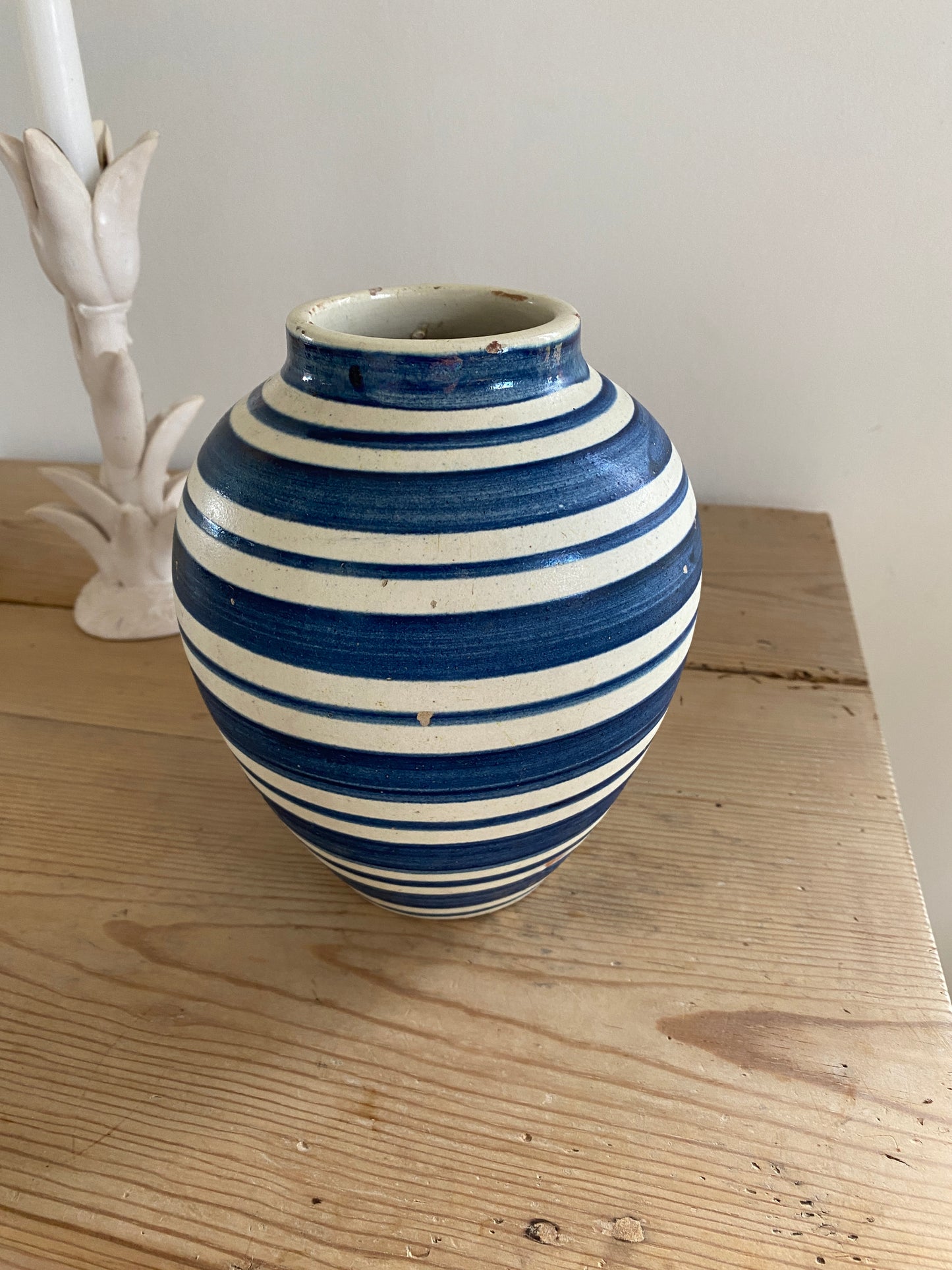Blåstribet keramik vase