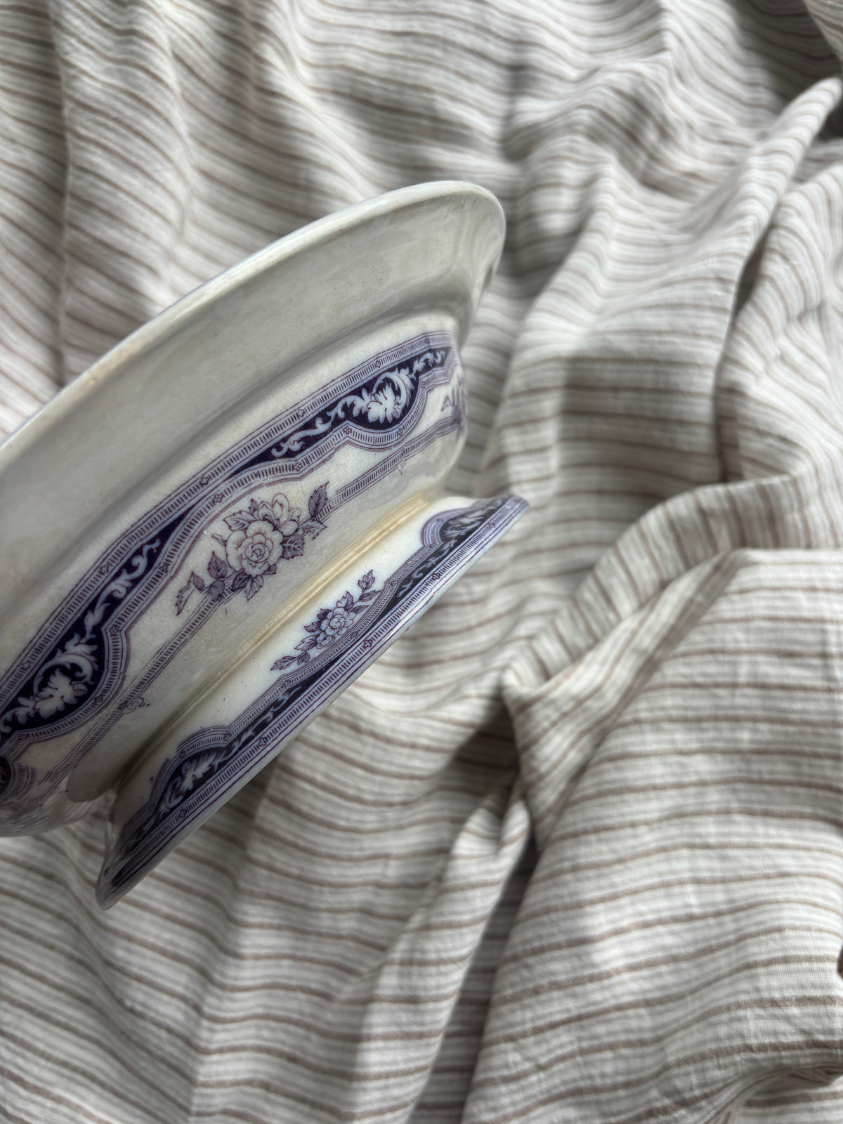 Vintage terrin med lilla motiv
