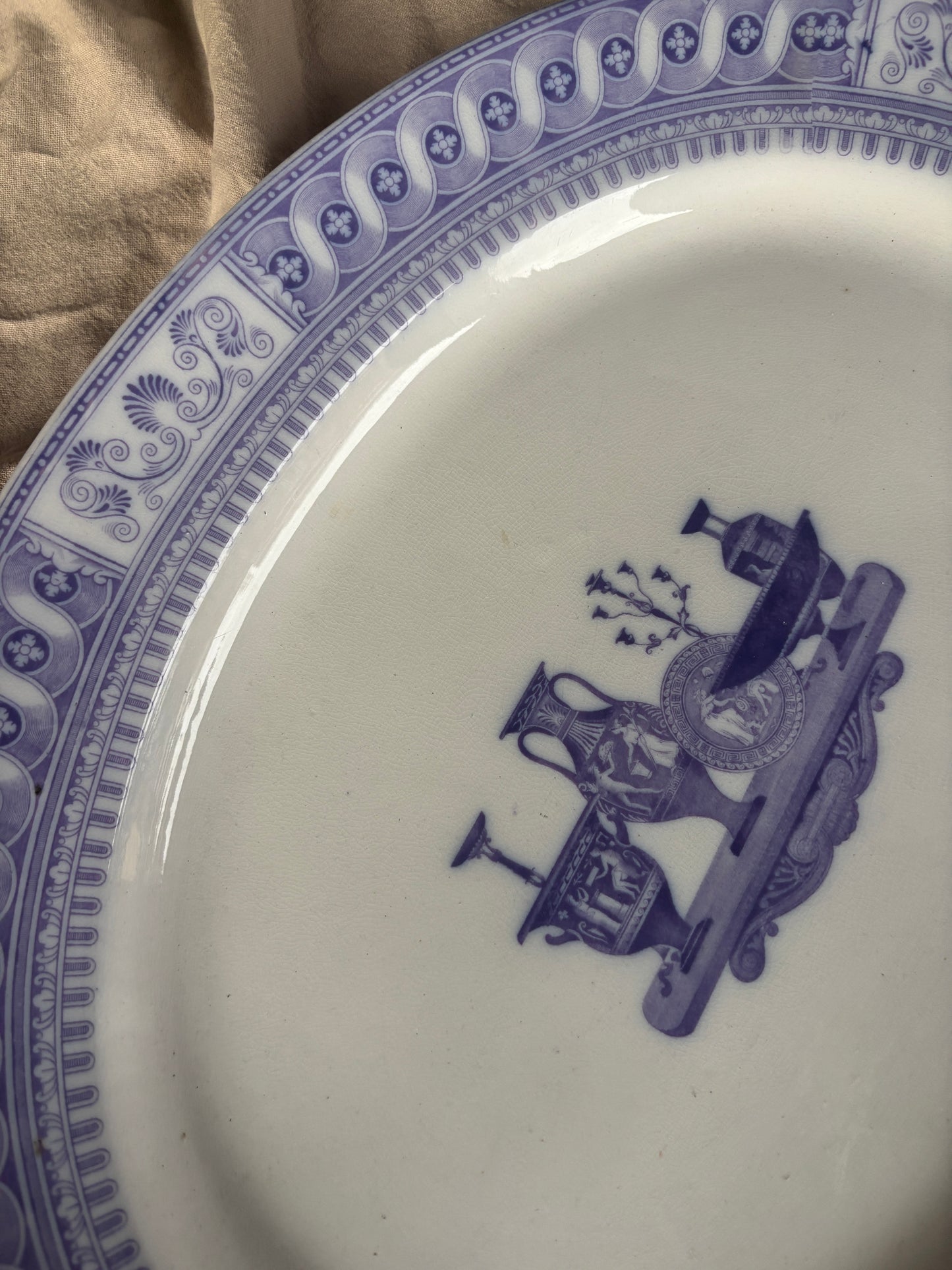Stort vintage fad med lilla motiv