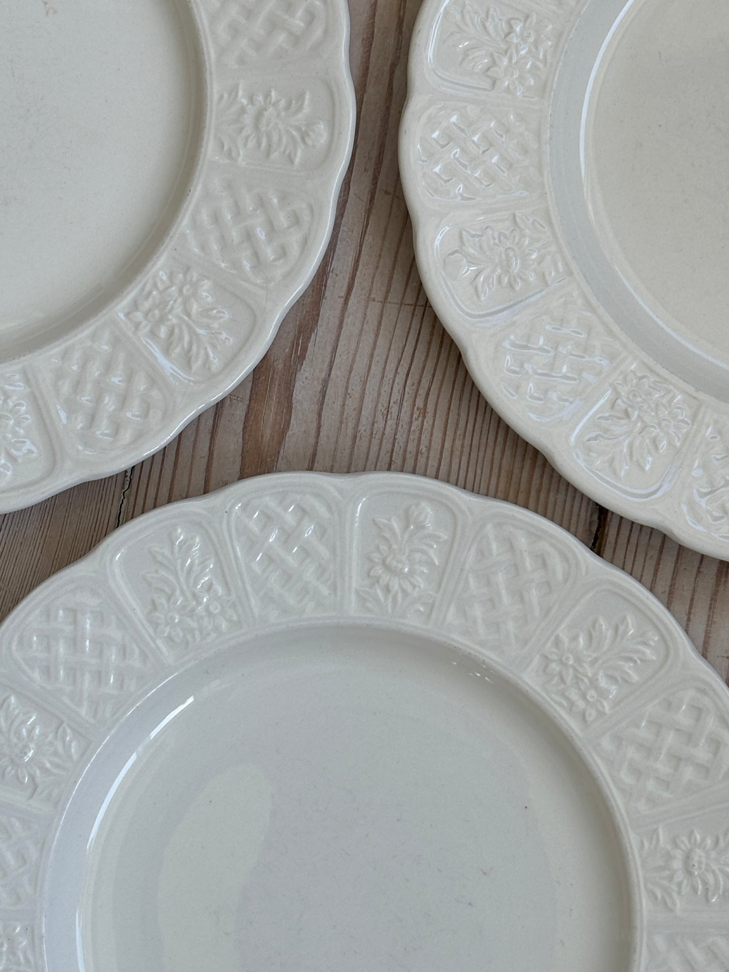 Cremefarvet frokost tallerkner