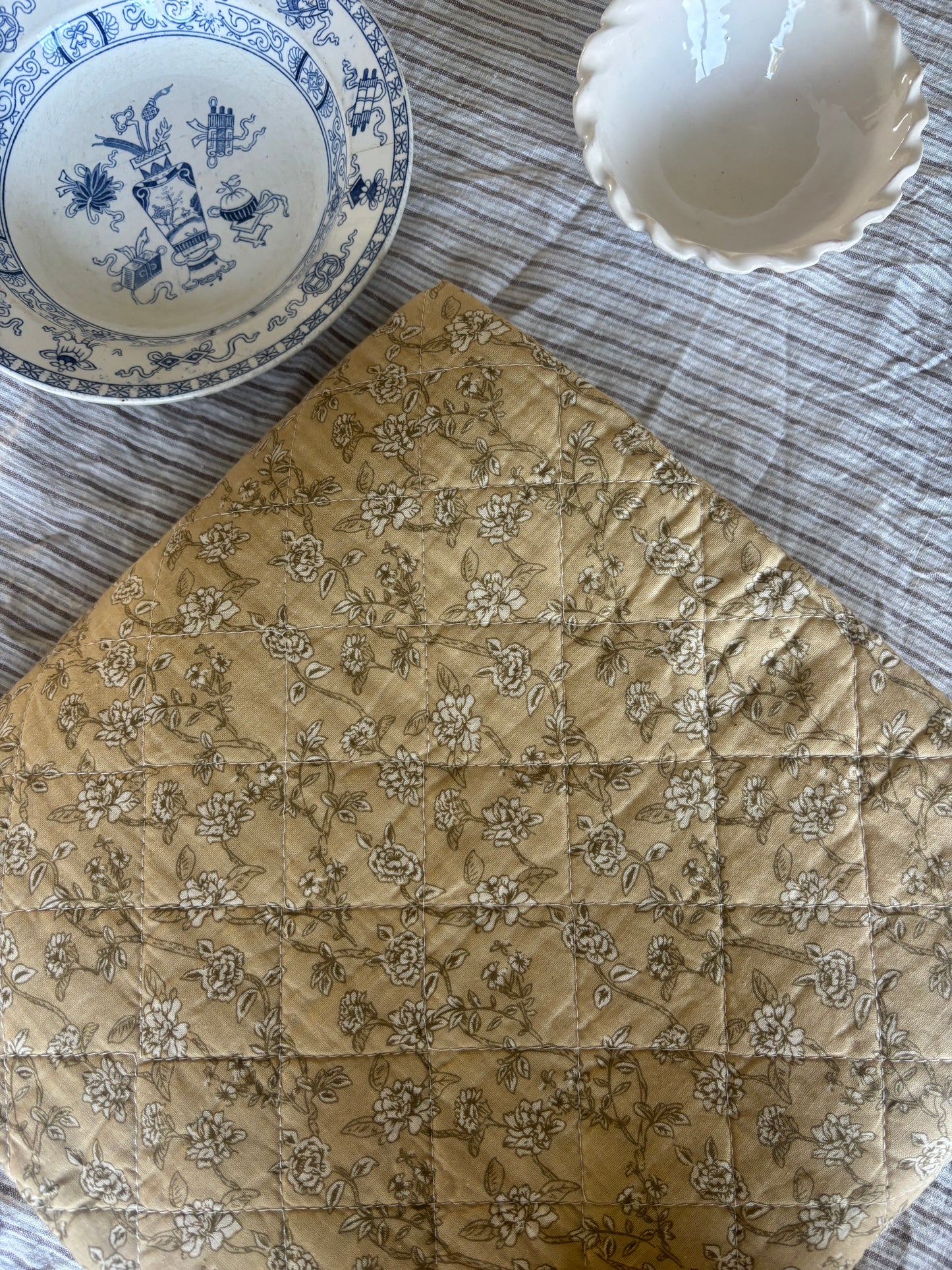Quilt sart gul m/blomsterranker