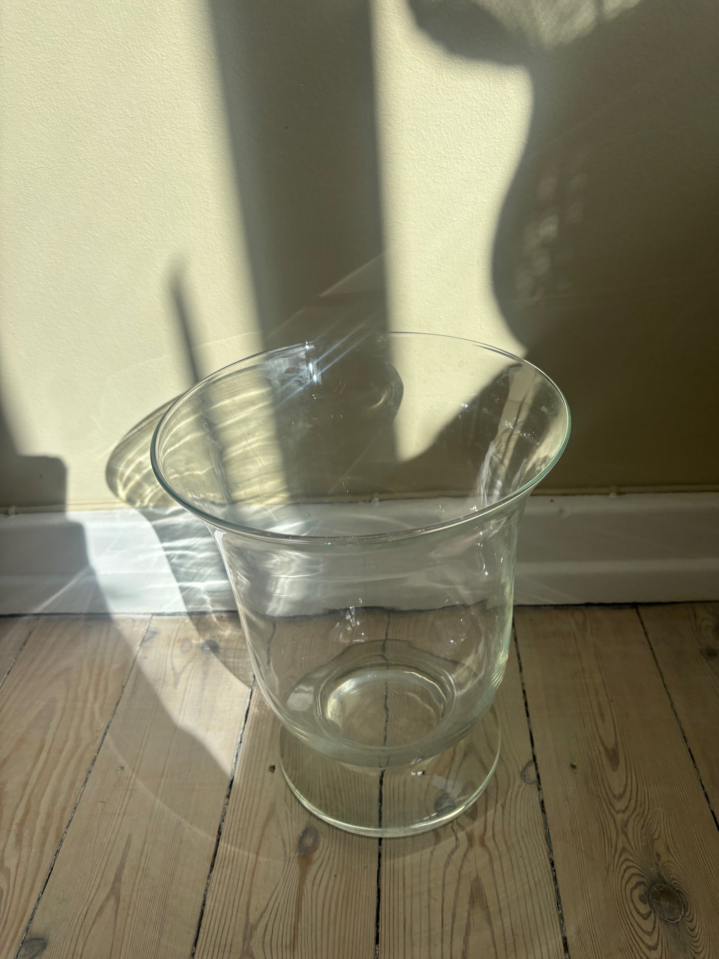 Stor glasvase på fod