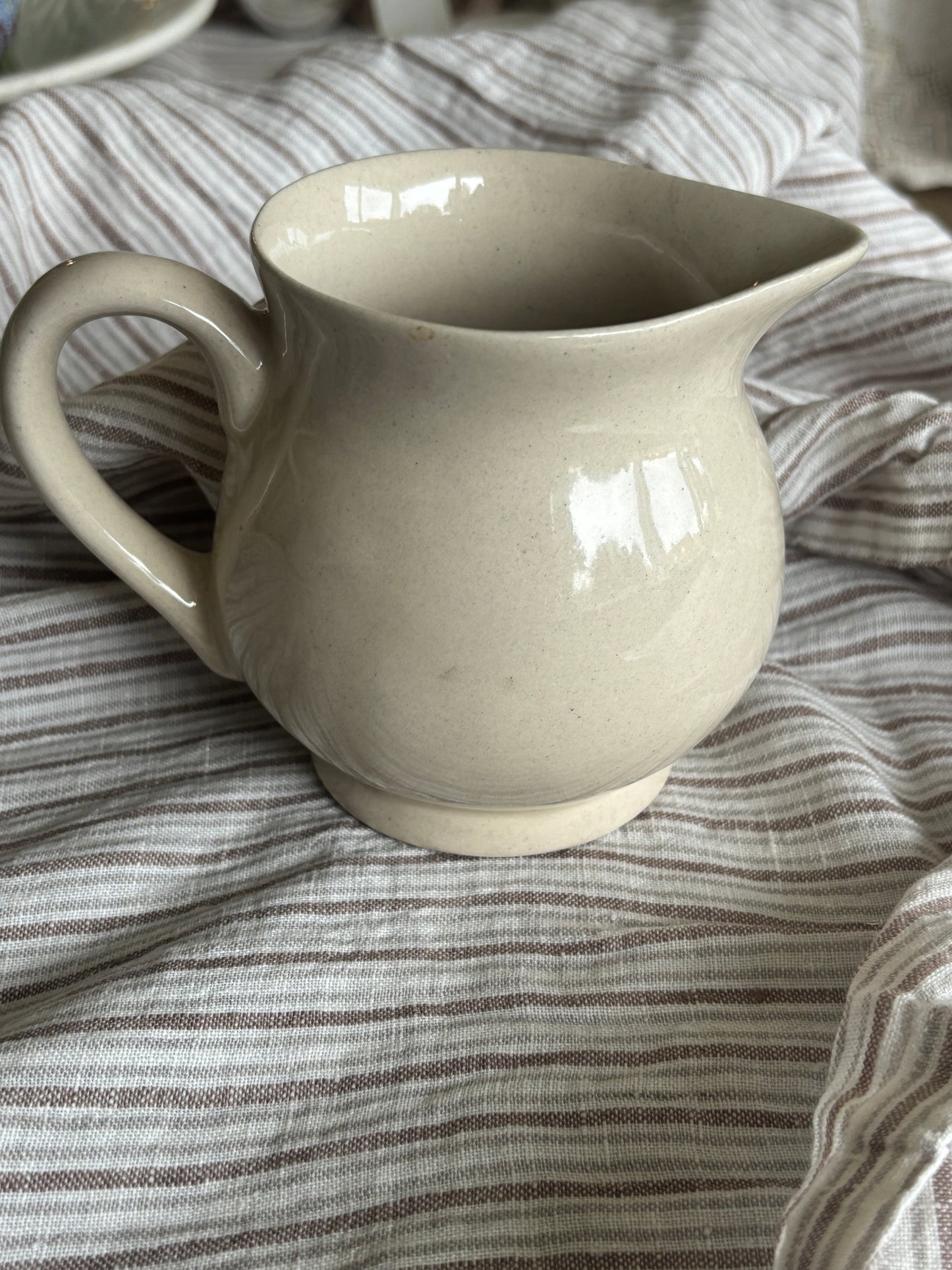 Cremefarvet mælkekande