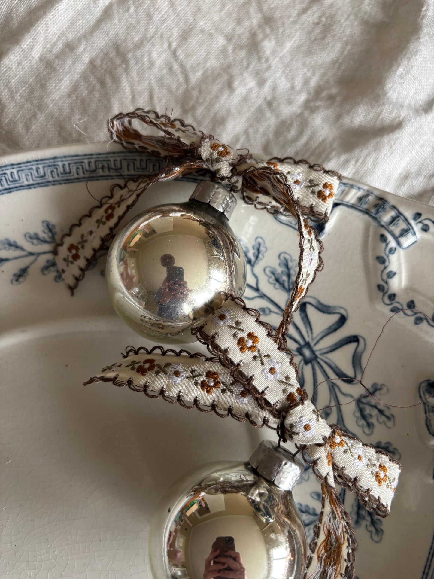 Julekugler med sløjfe