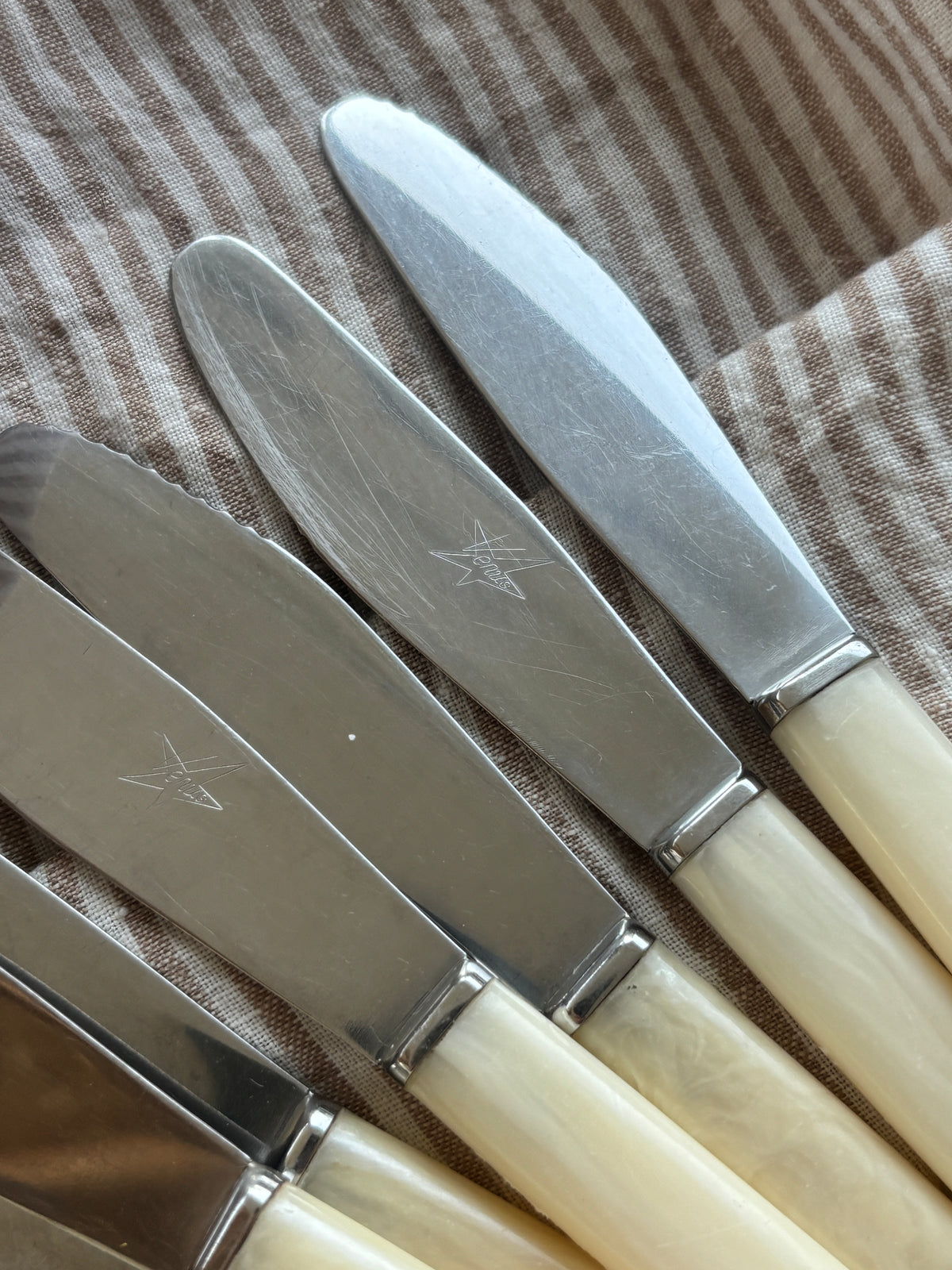 Knive med lyst skaft
