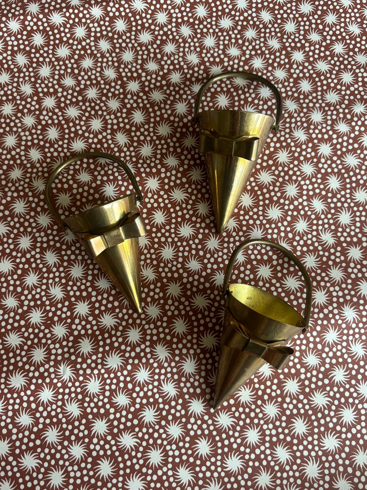 Små messing ophæng med sløjfe