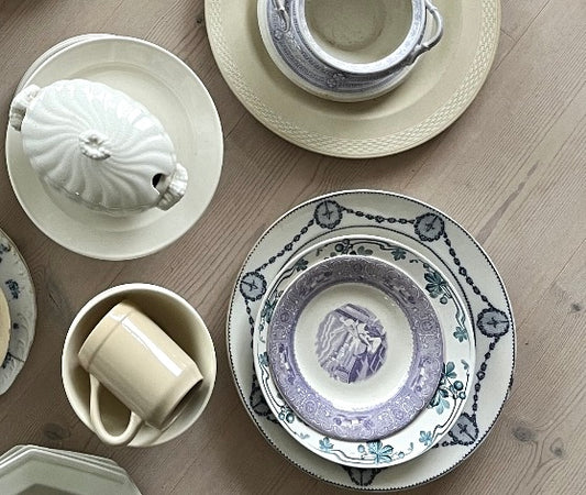 Gammel platte med lilla motiv