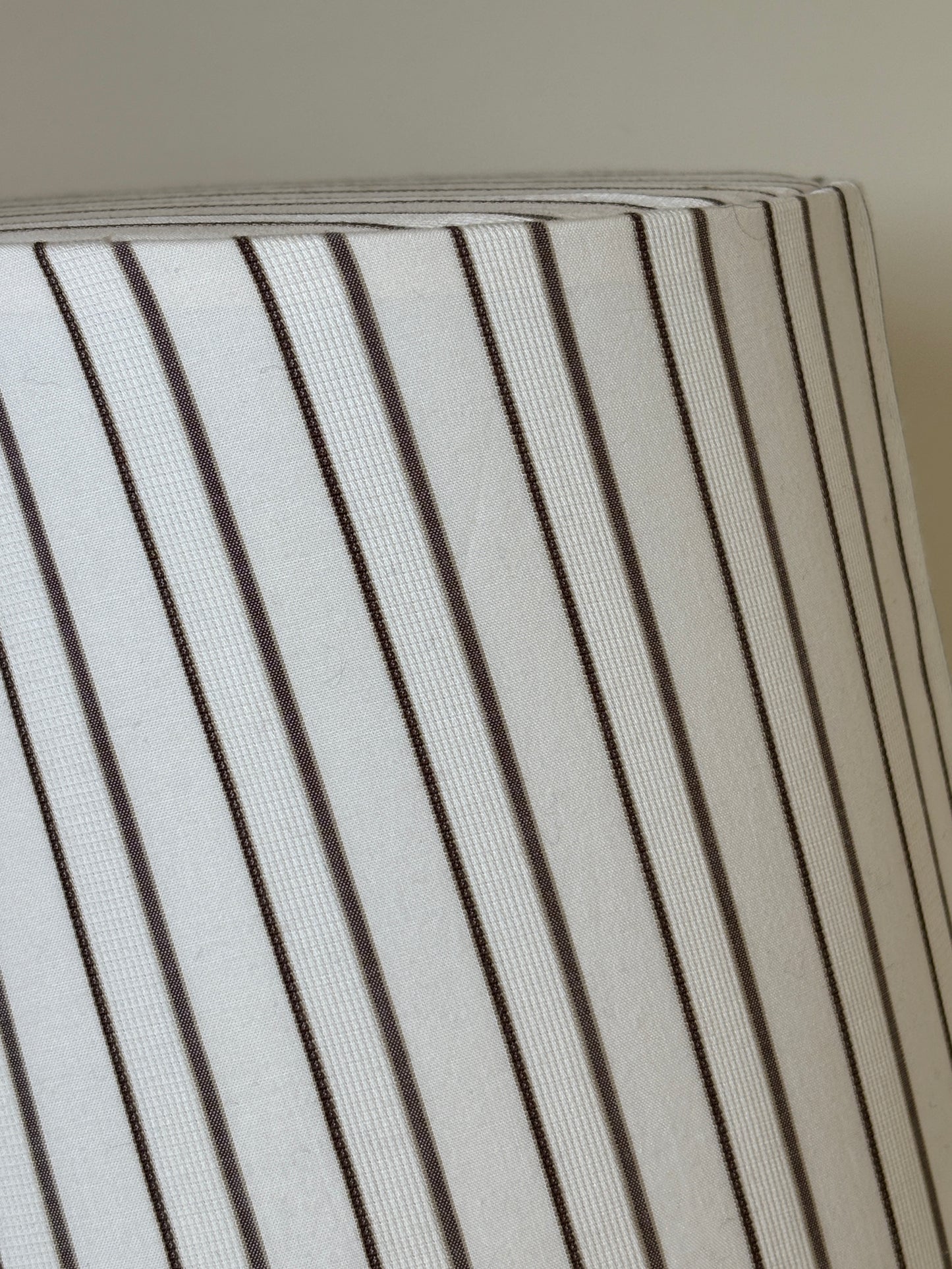 Lampe med stribet skærm