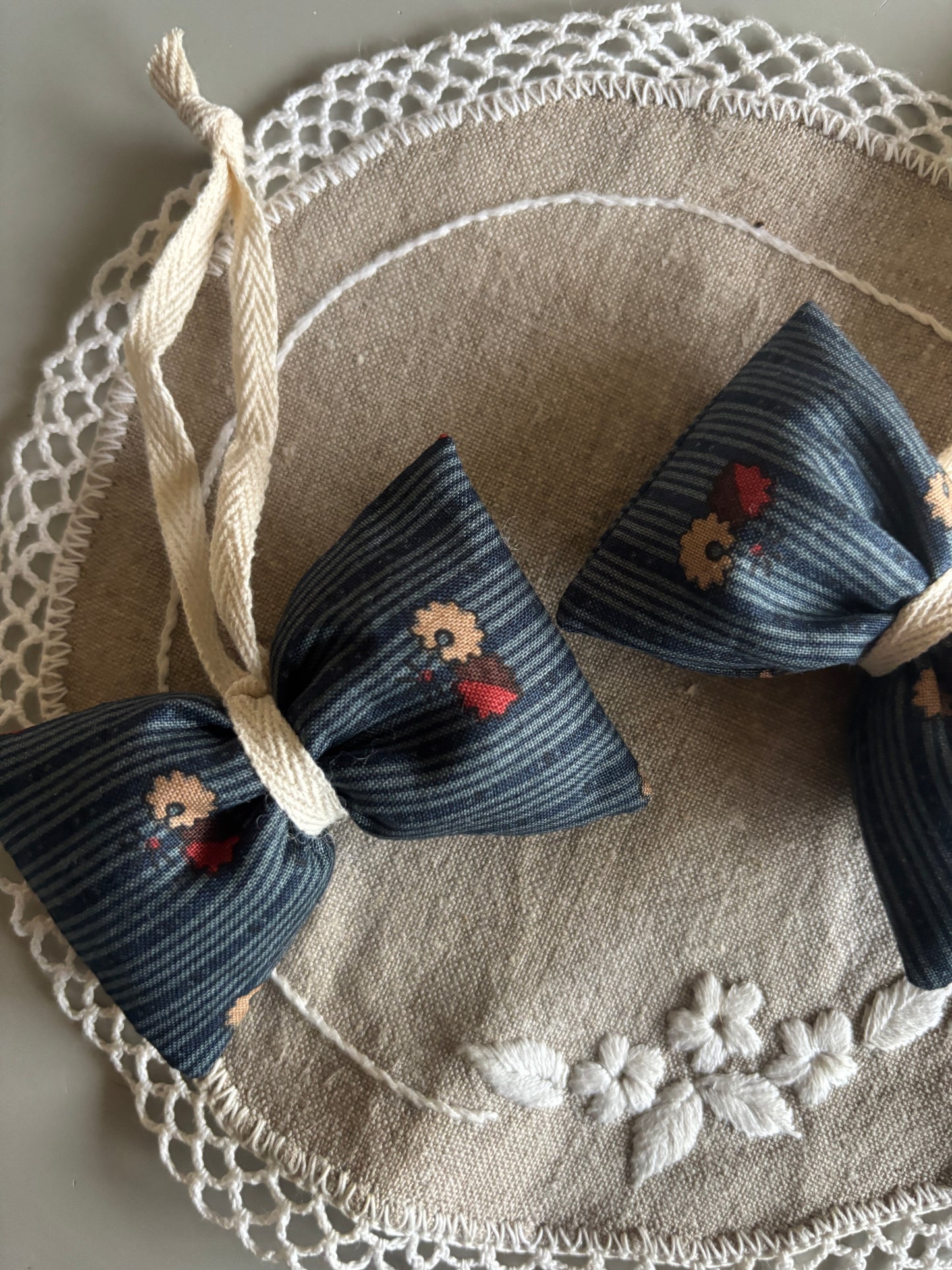 Lille håndlavet sløjfe