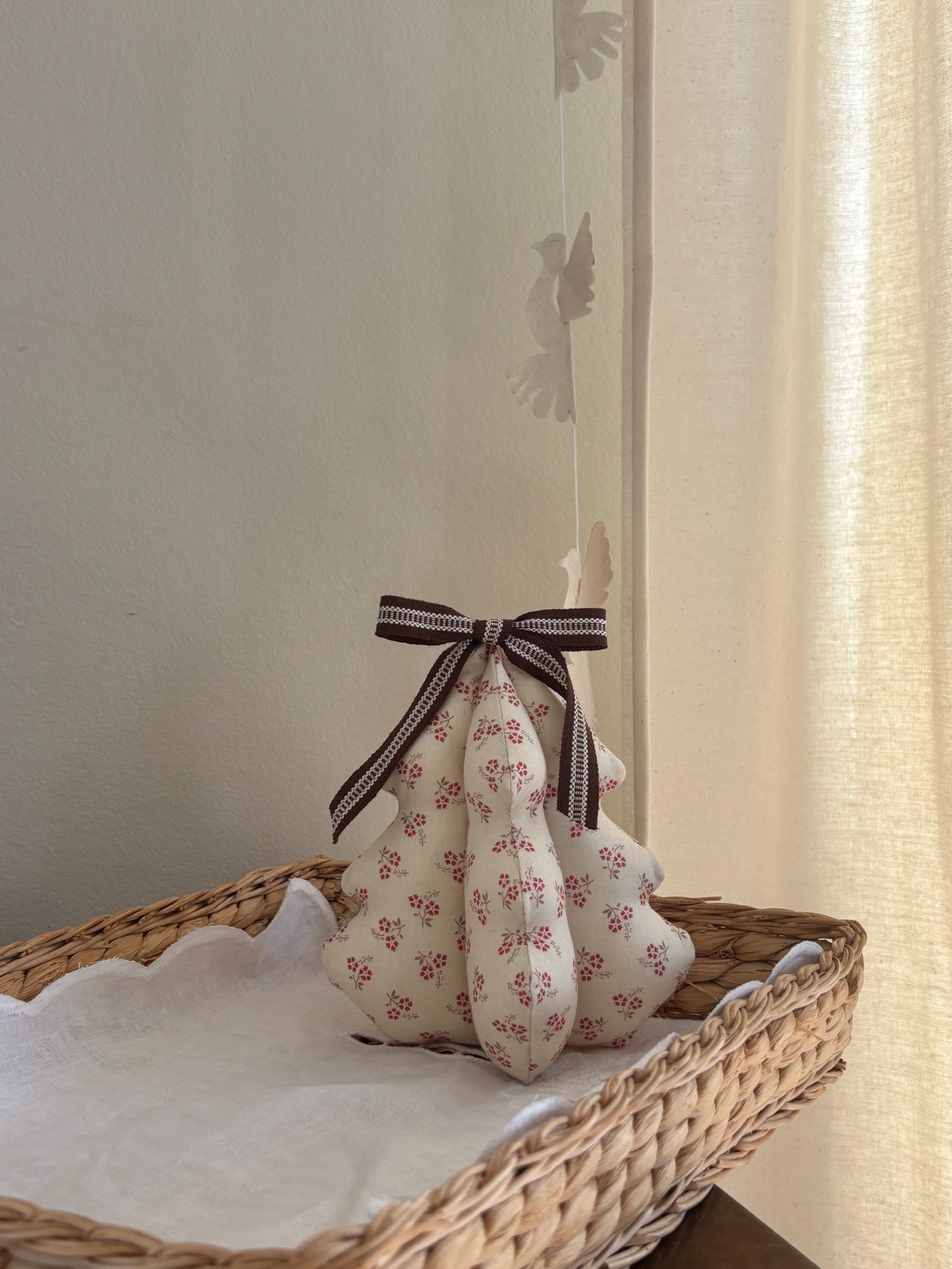 Håndlavet juletræ med sløjfe