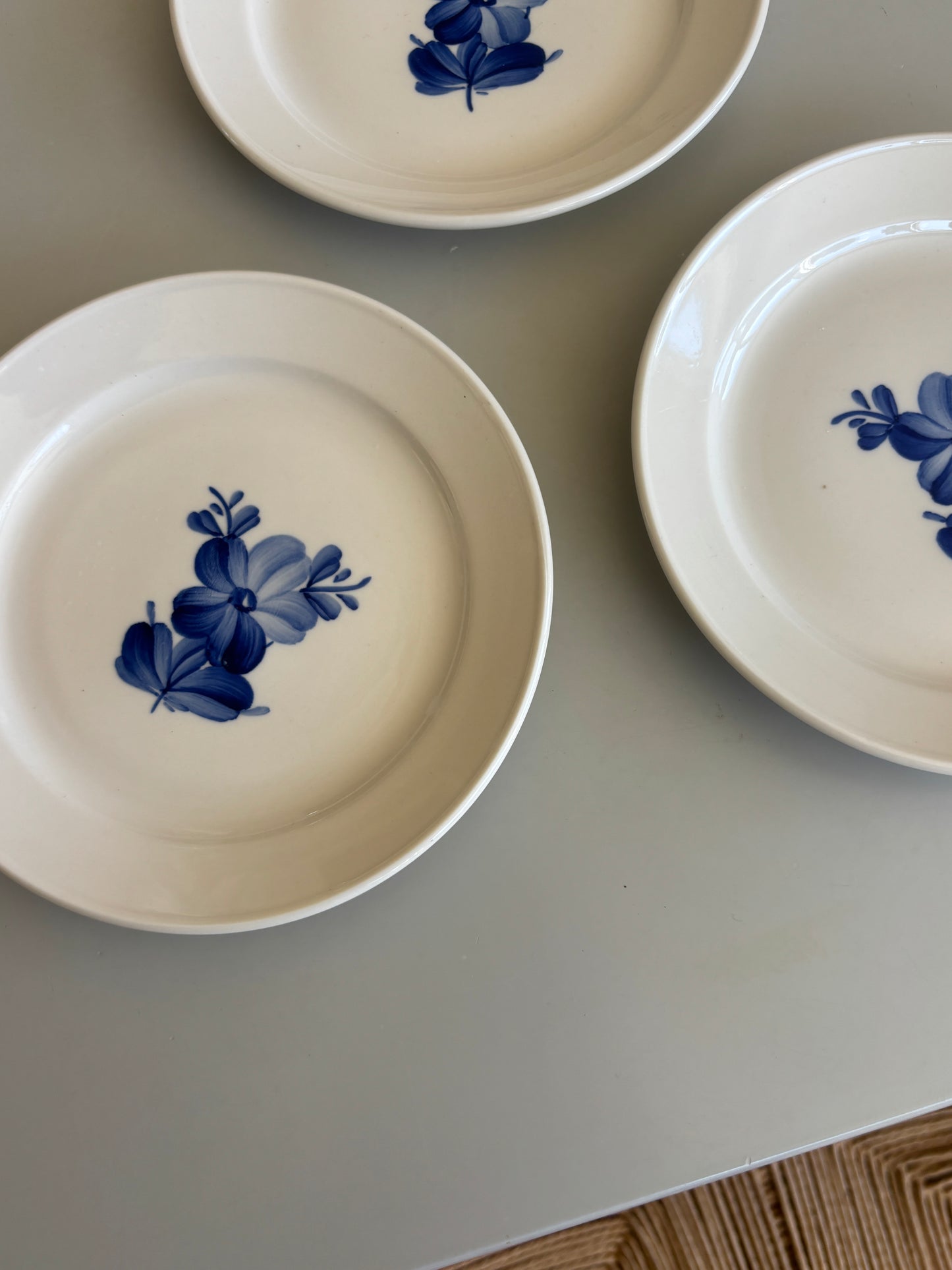 Kage tallerkner med blå blomst