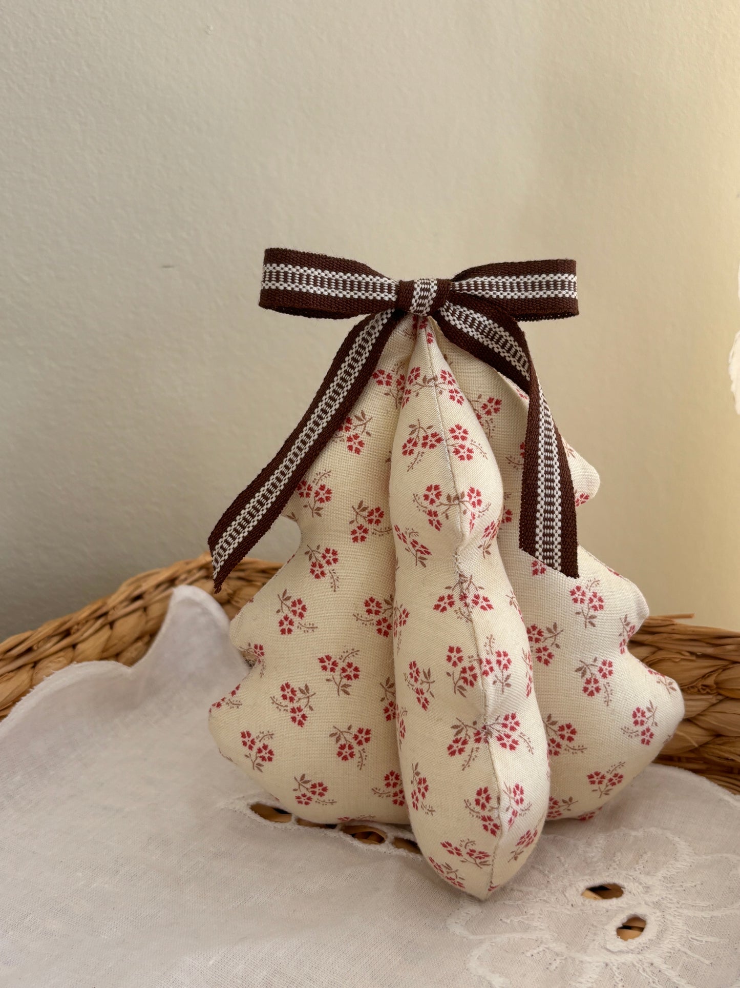 Håndlavet juletræ med sløjfe