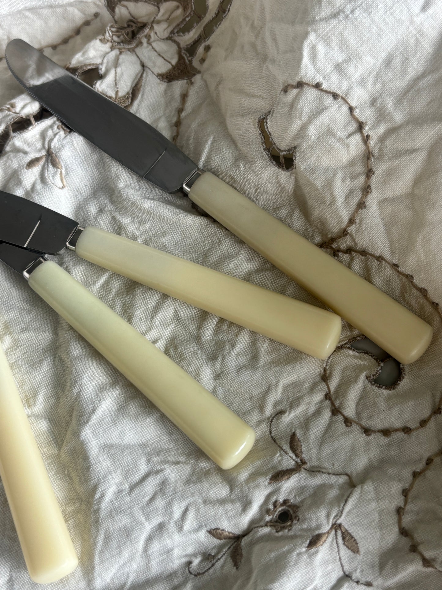 Knive med lyst skaft