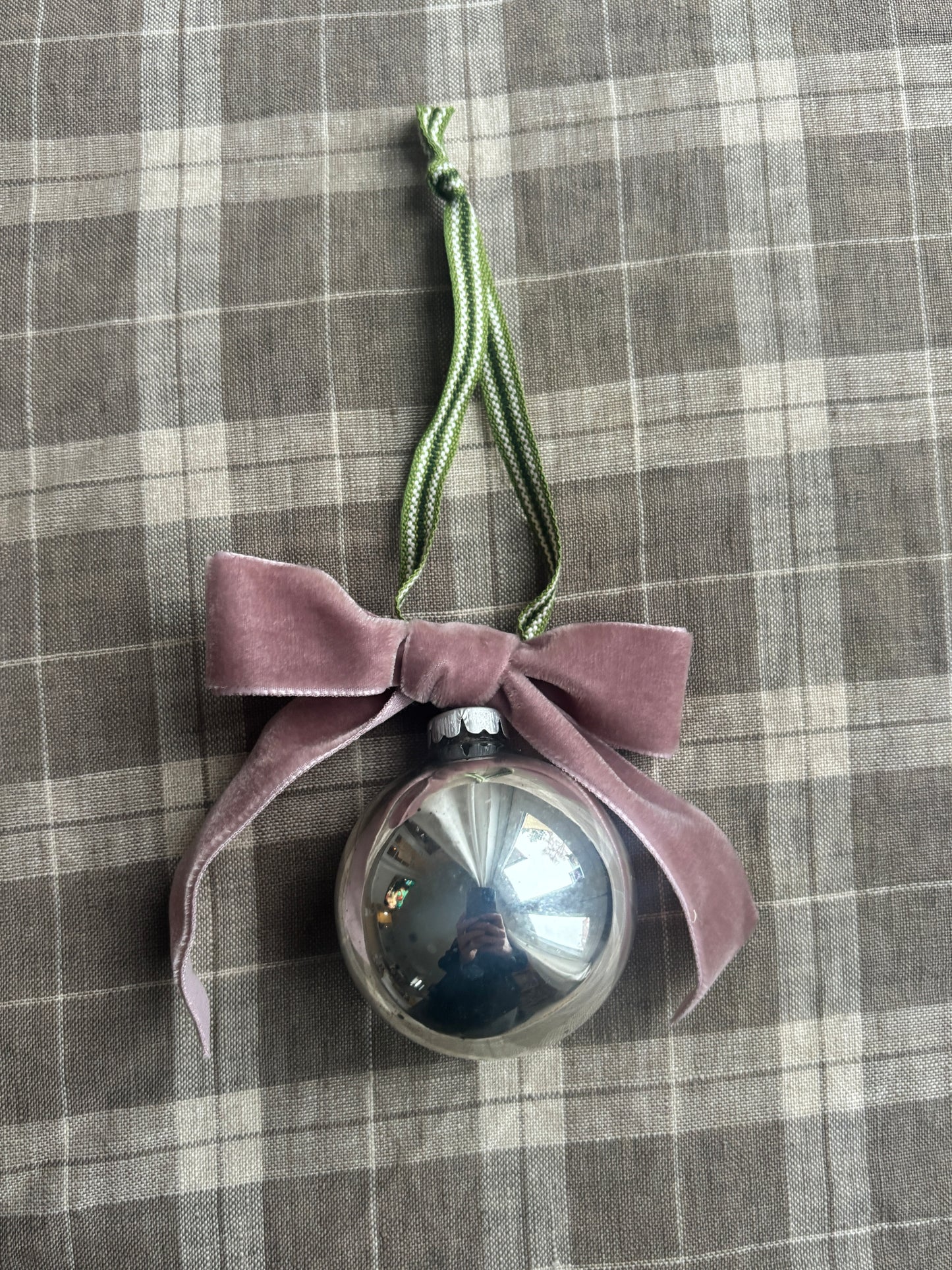 Julekugle med velourbånd, lyserød