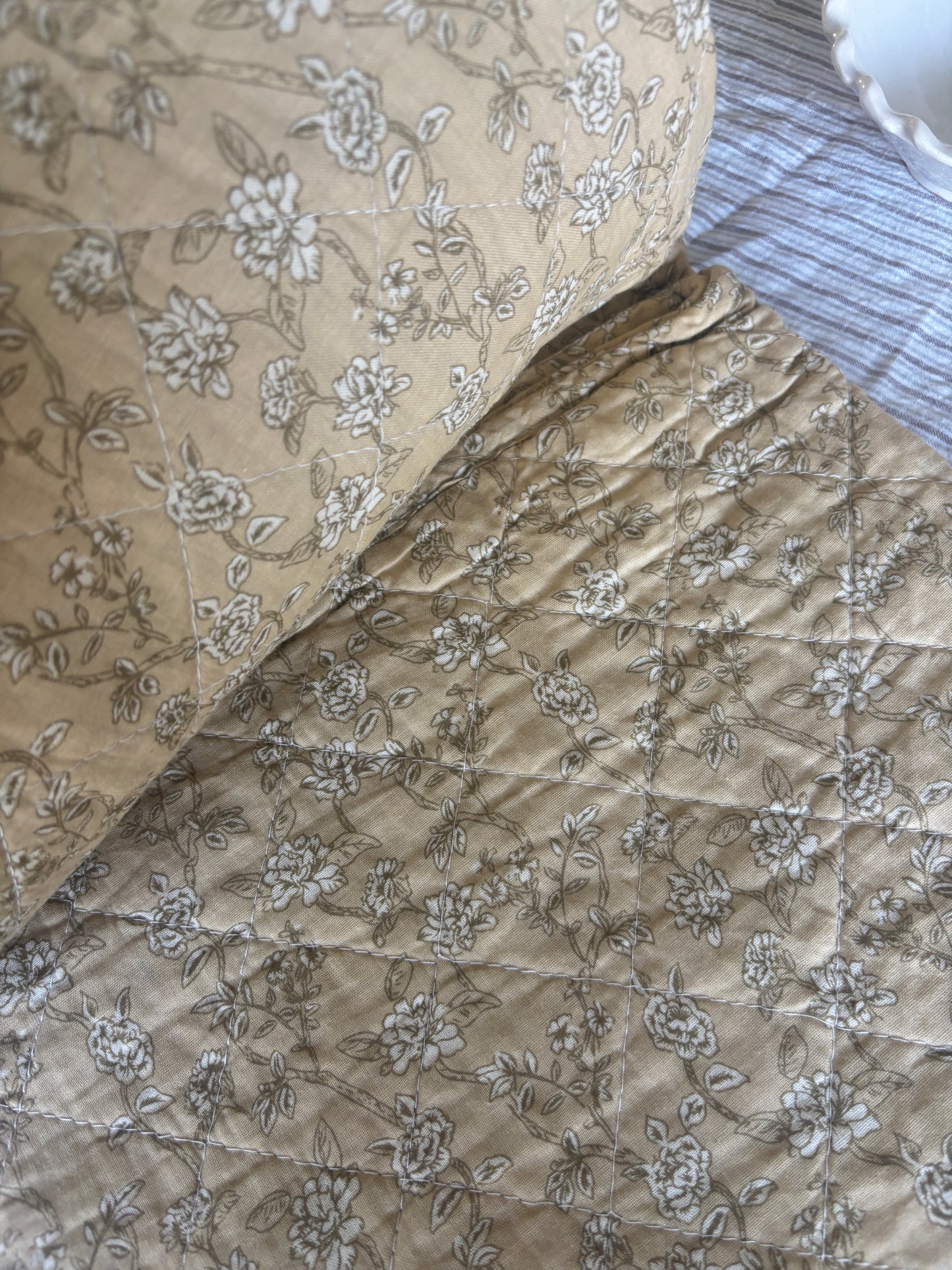 Quilt sart gul m/blomsterranker