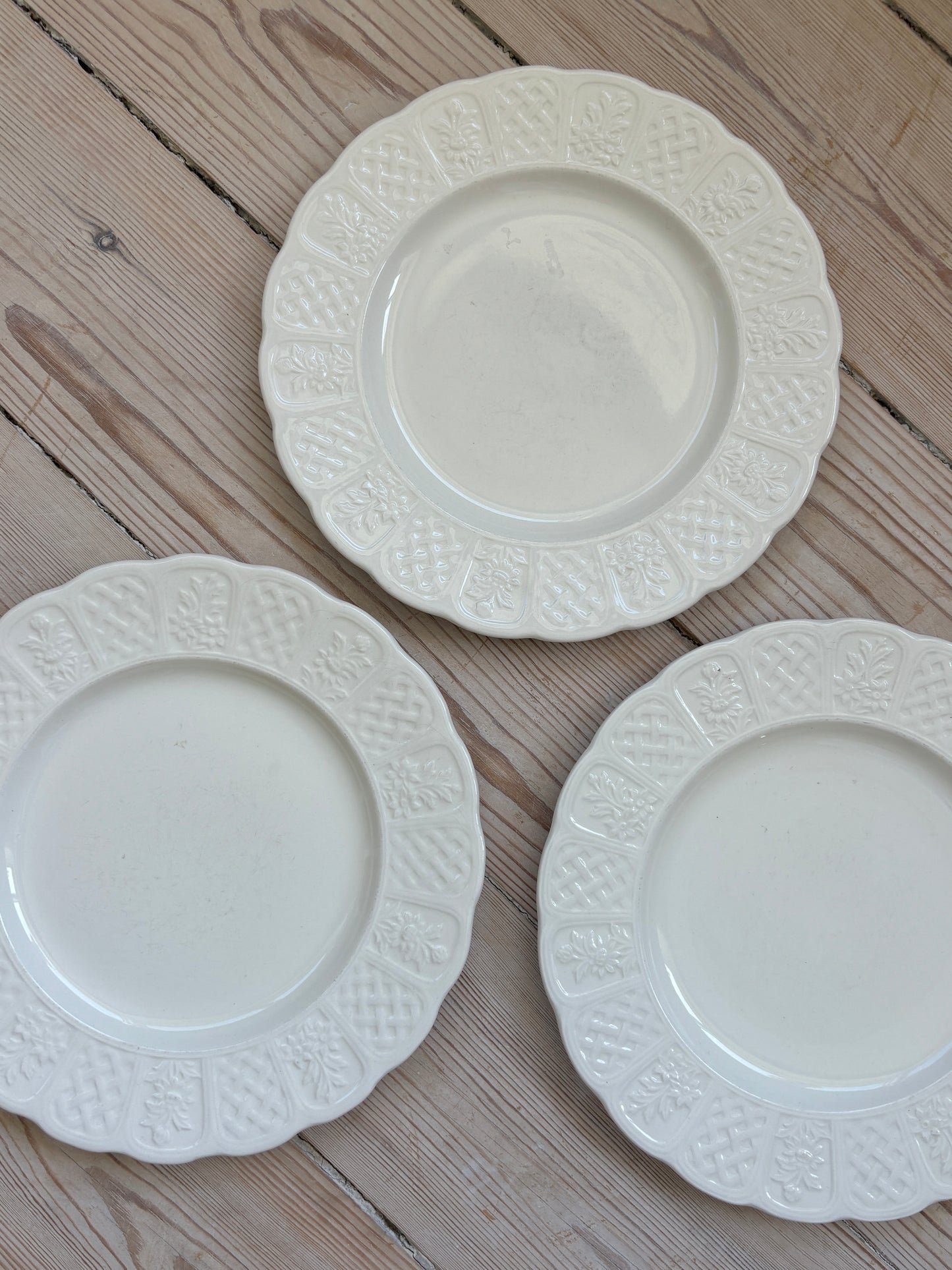 Cremefarvet frokost tallerkner