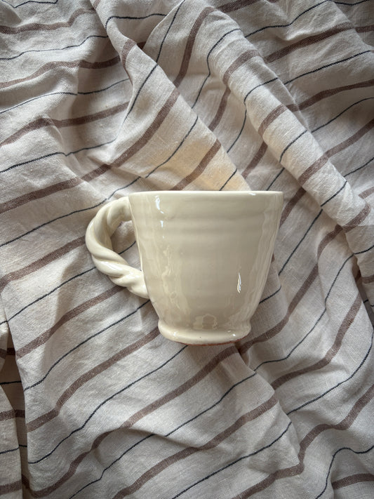 Keramik kop med snoet hank