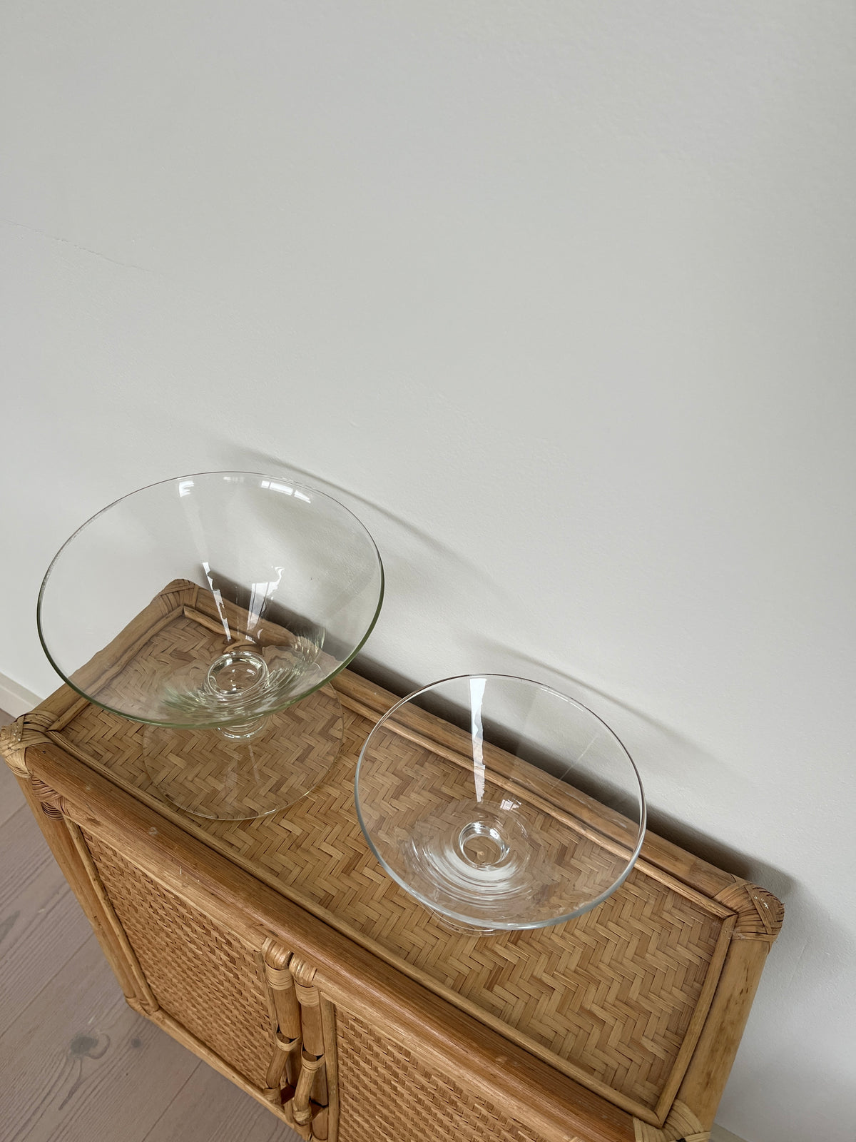 Glasskål på fod