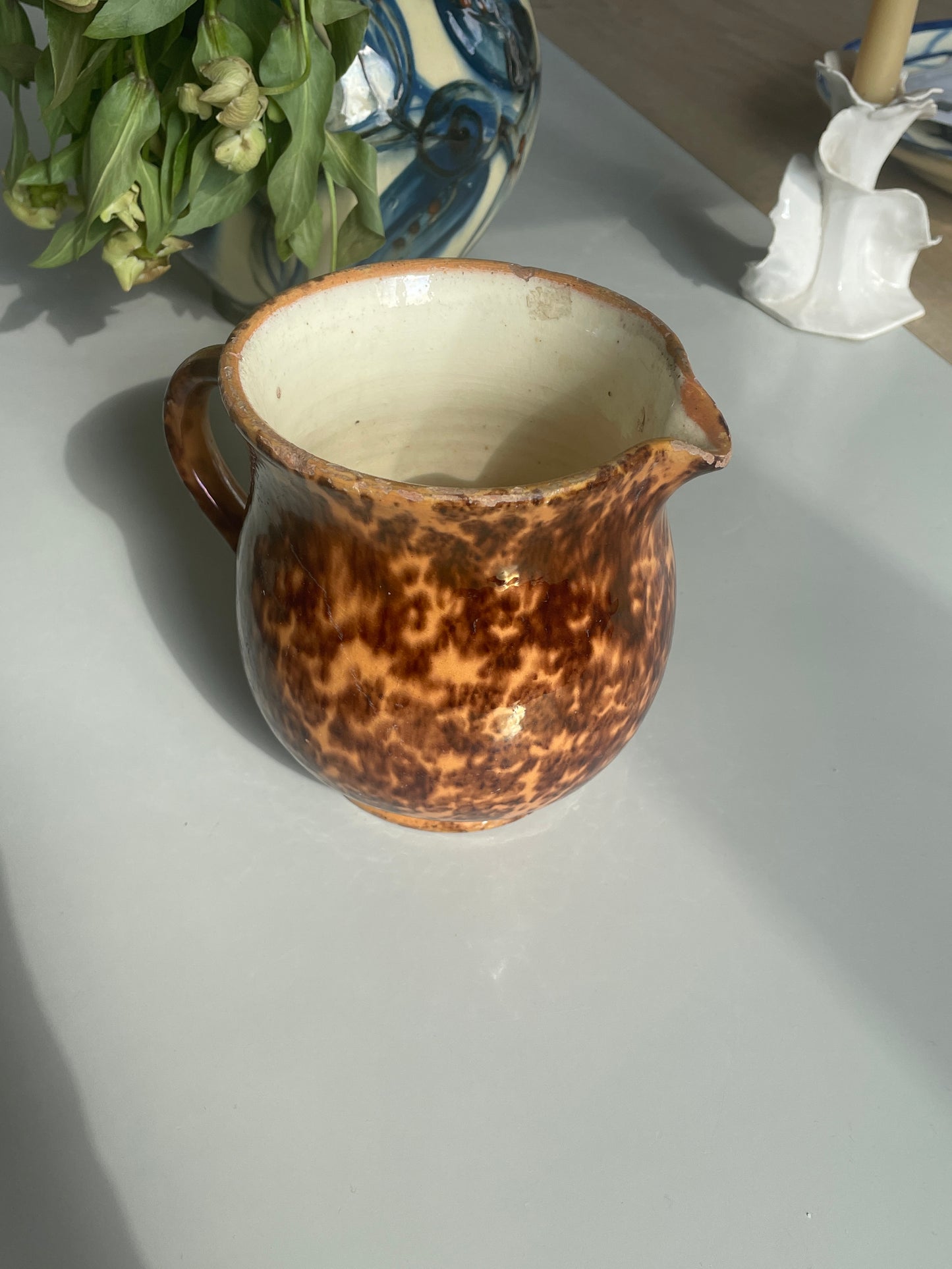 Gammel brun keramik kande