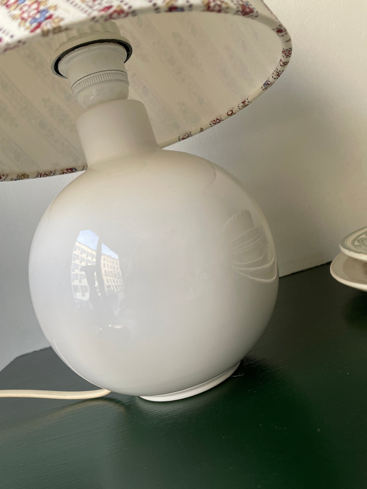 Hvid enkelt keramiklampe med skærm