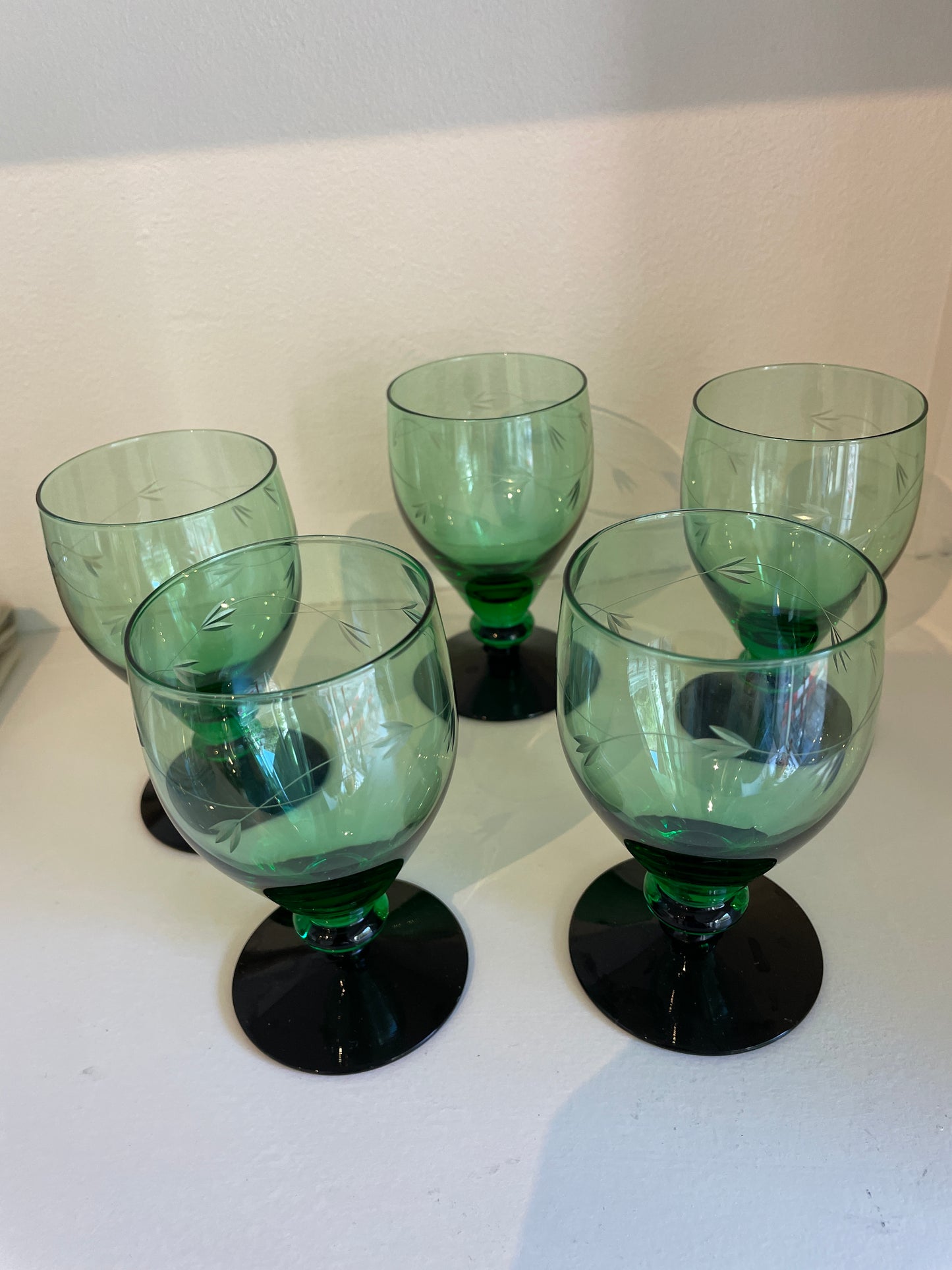 Fine grønne glas på sort fod