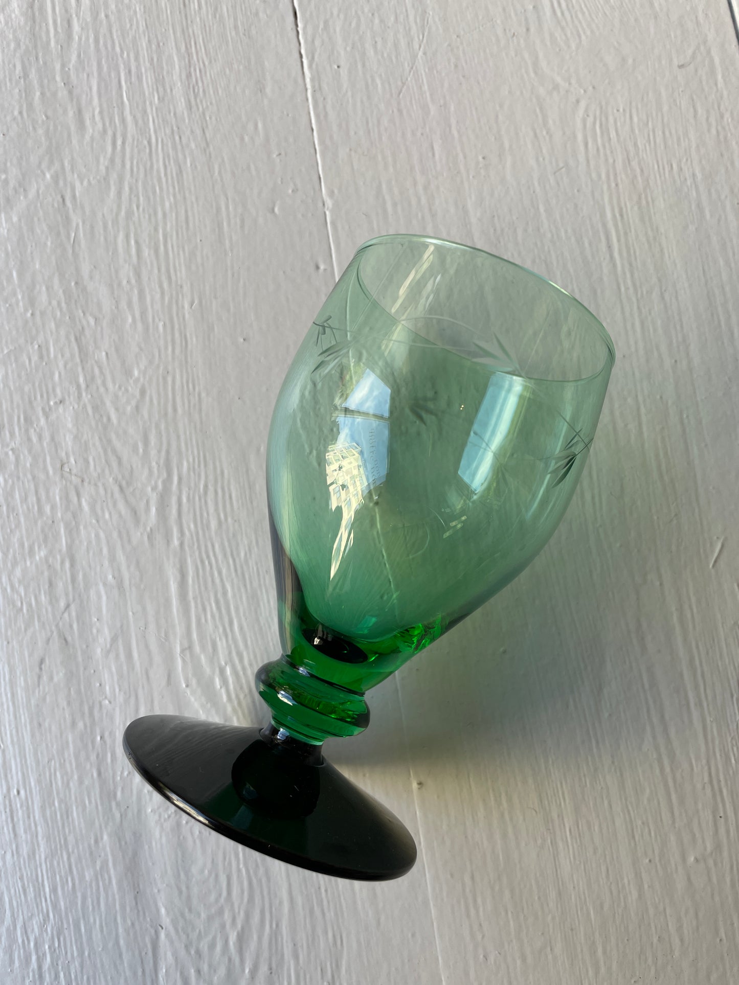 Fine grønne glas på sort fod