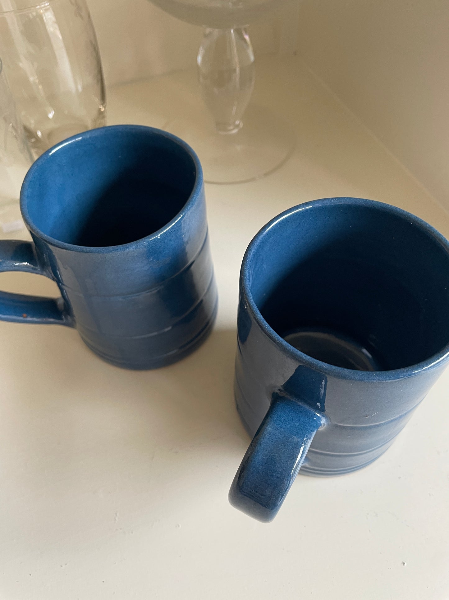 Store blå kopper fra Abbednæs potteri