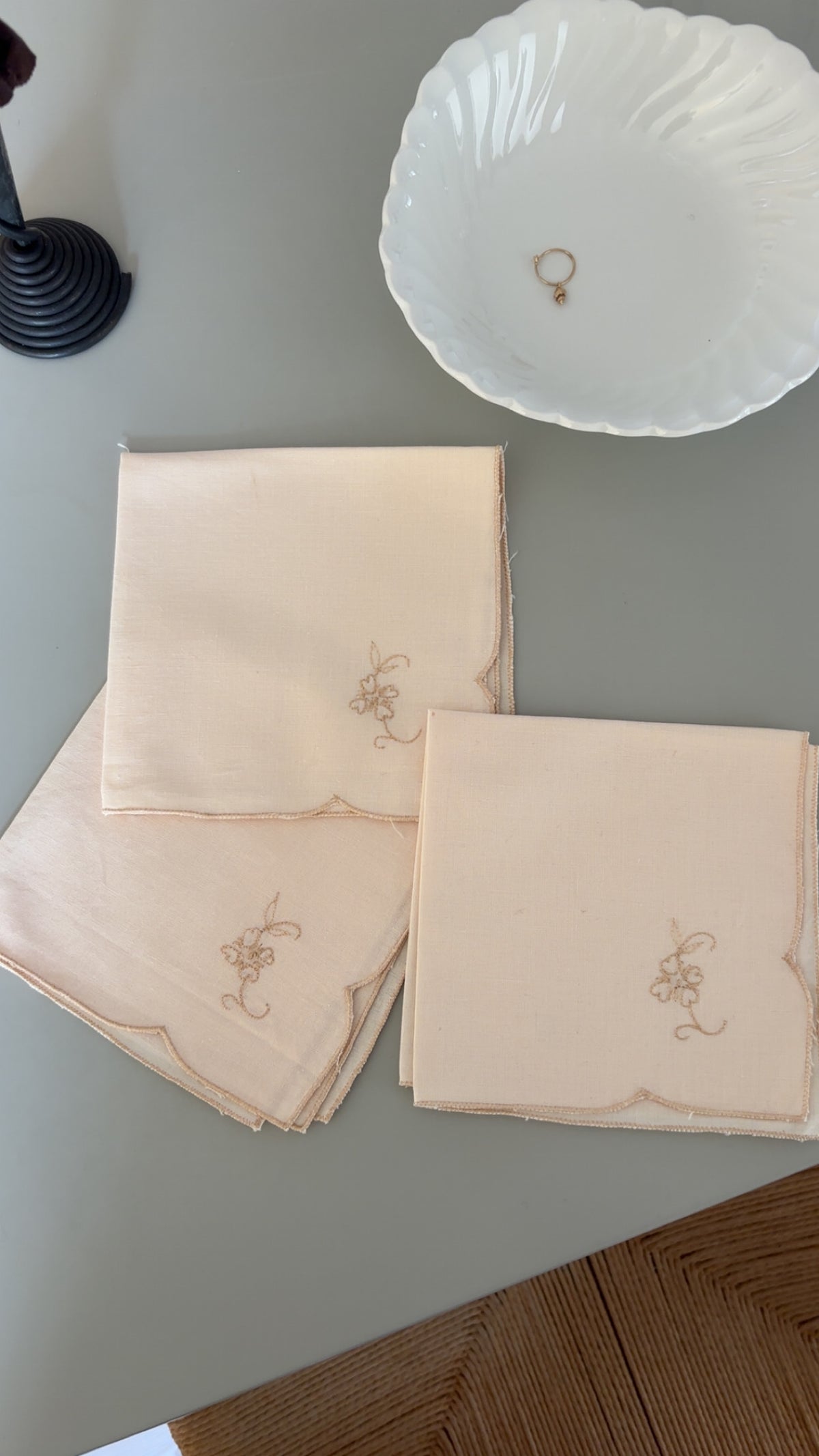 Stofservietter med fineste broderet blomst