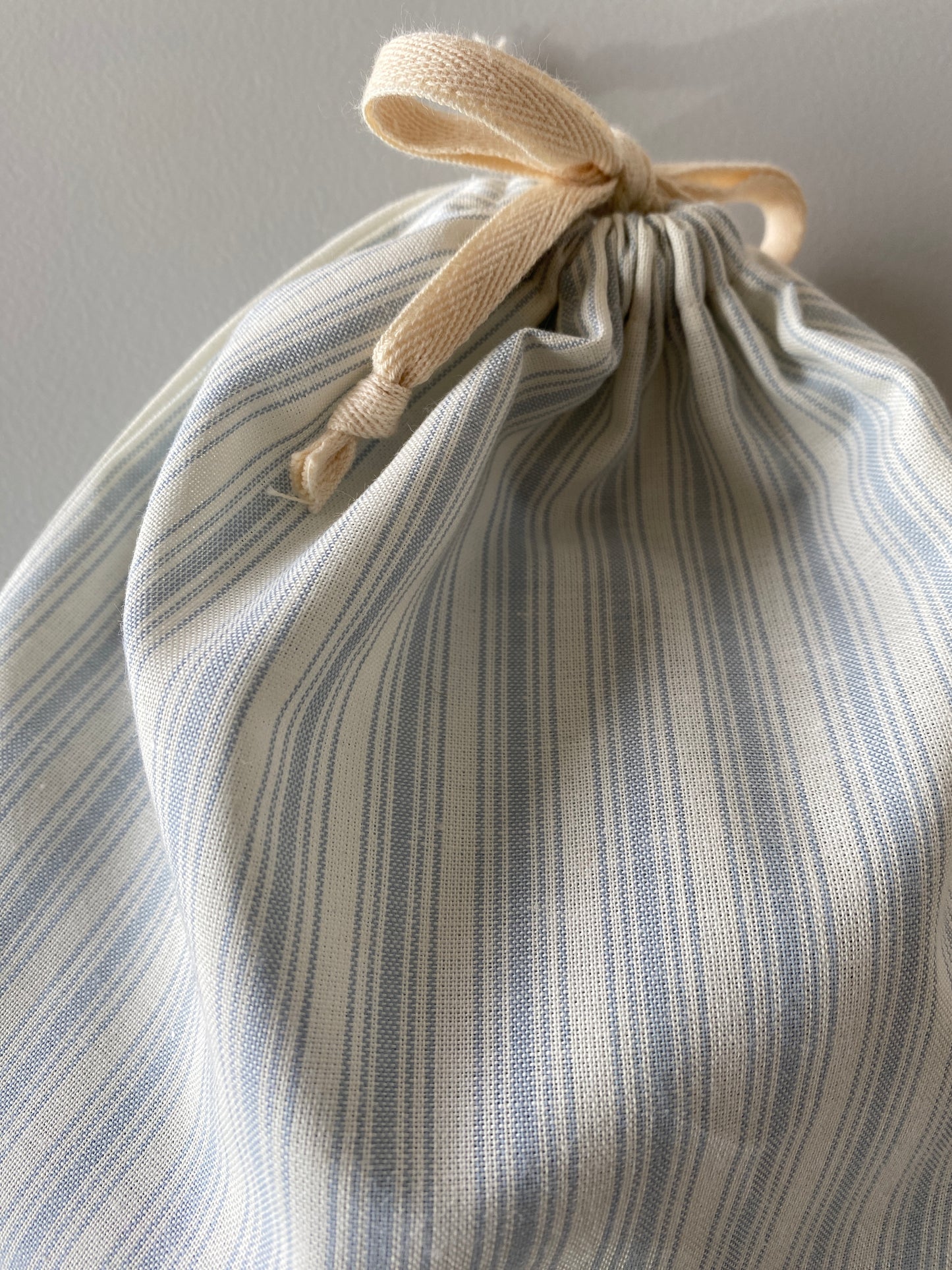Håndlavet stofpose stribet hvid/blå