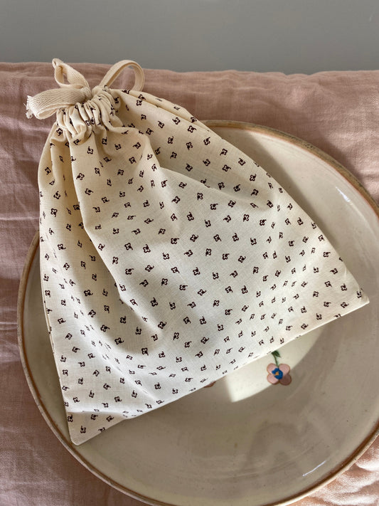 Håndlavet stofpose creme med brun blomst