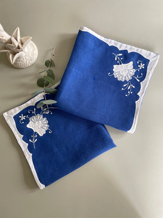 Cloth napkins with embroidered flower